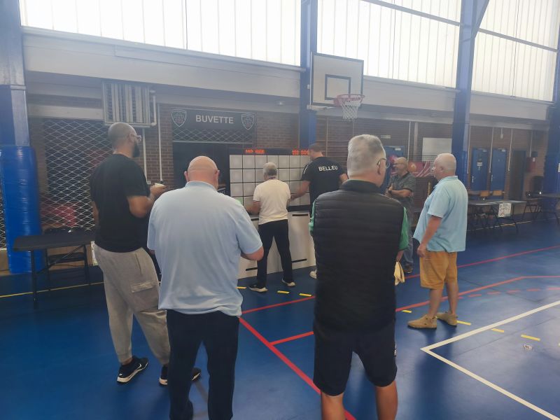 Animation sportive IMPACTO dans une salle de sport avec plusieurs participants