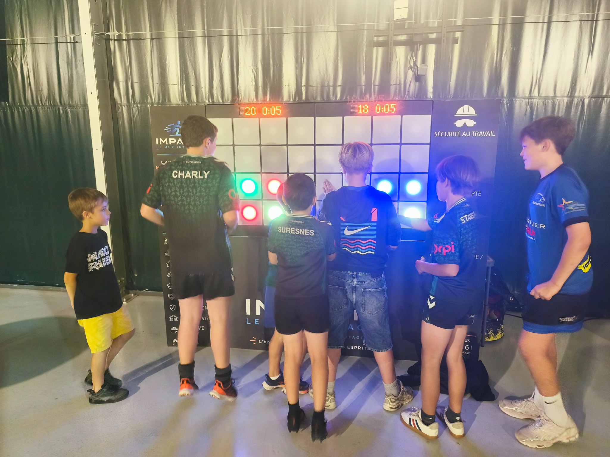 Enfants participant à une animation sportive avec le mur interactif IMPACTO